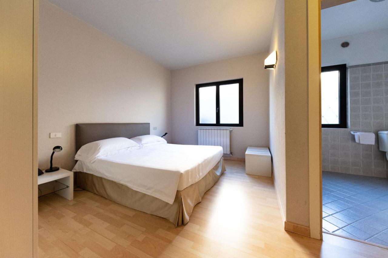 Hotel Miranda Riva di Solto Eksteriør bilde