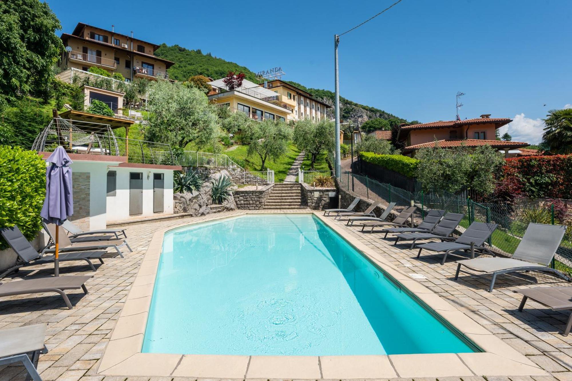 Hotel Miranda Riva di Solto Eksteriør bilde